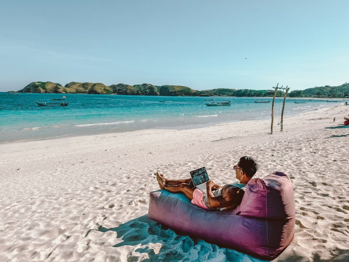 Should You Go Full-Time Freelance? Pros & Cons